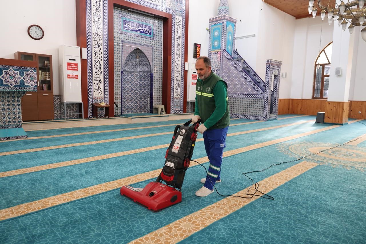 Ramazan ayı öncesi Arnavutköy’de camiler gül suyu ile temizleniyor
