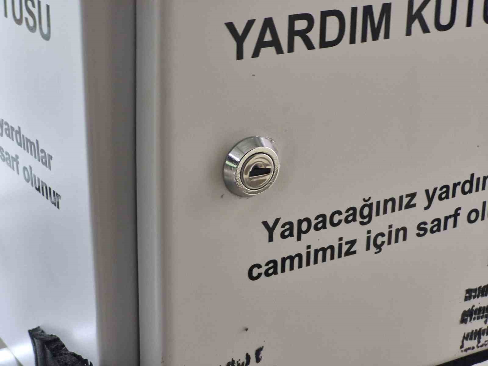 Ramazan ayında sadaka kutusunu kırıp paraları çaldılar
