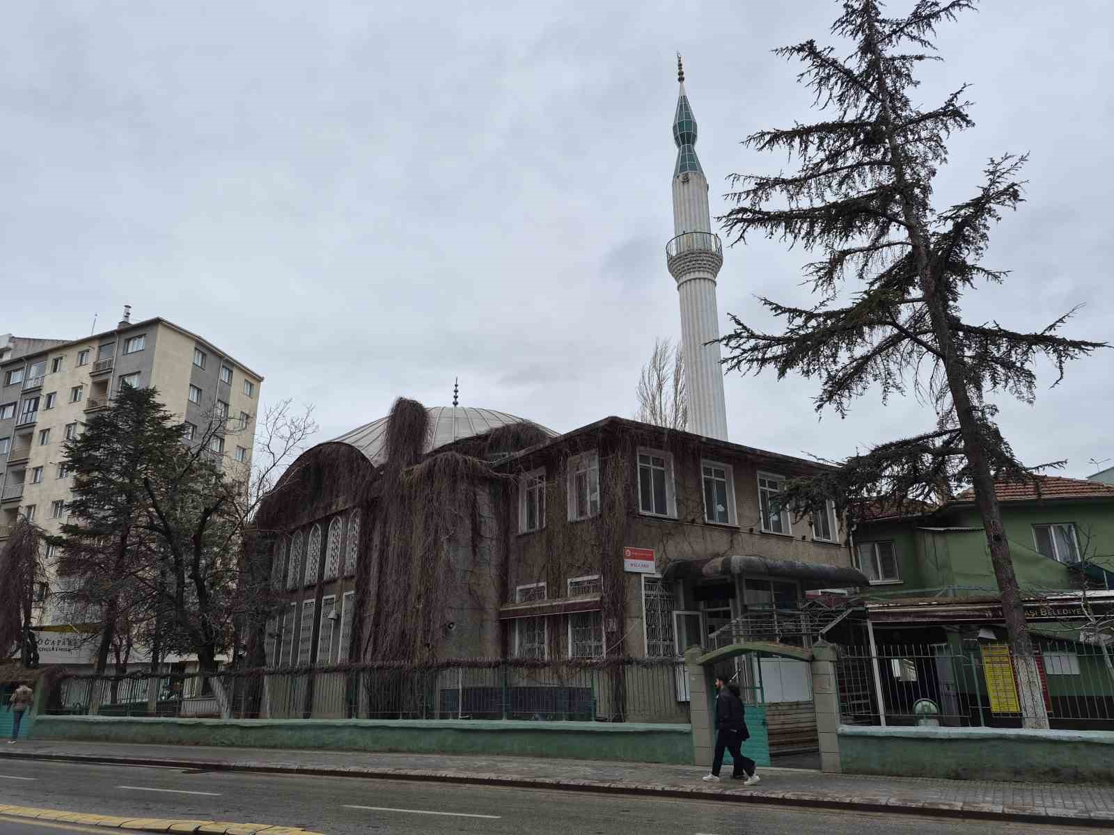 Ramazan ayında sadaka kutusunu kırıp paraları çaldılar
