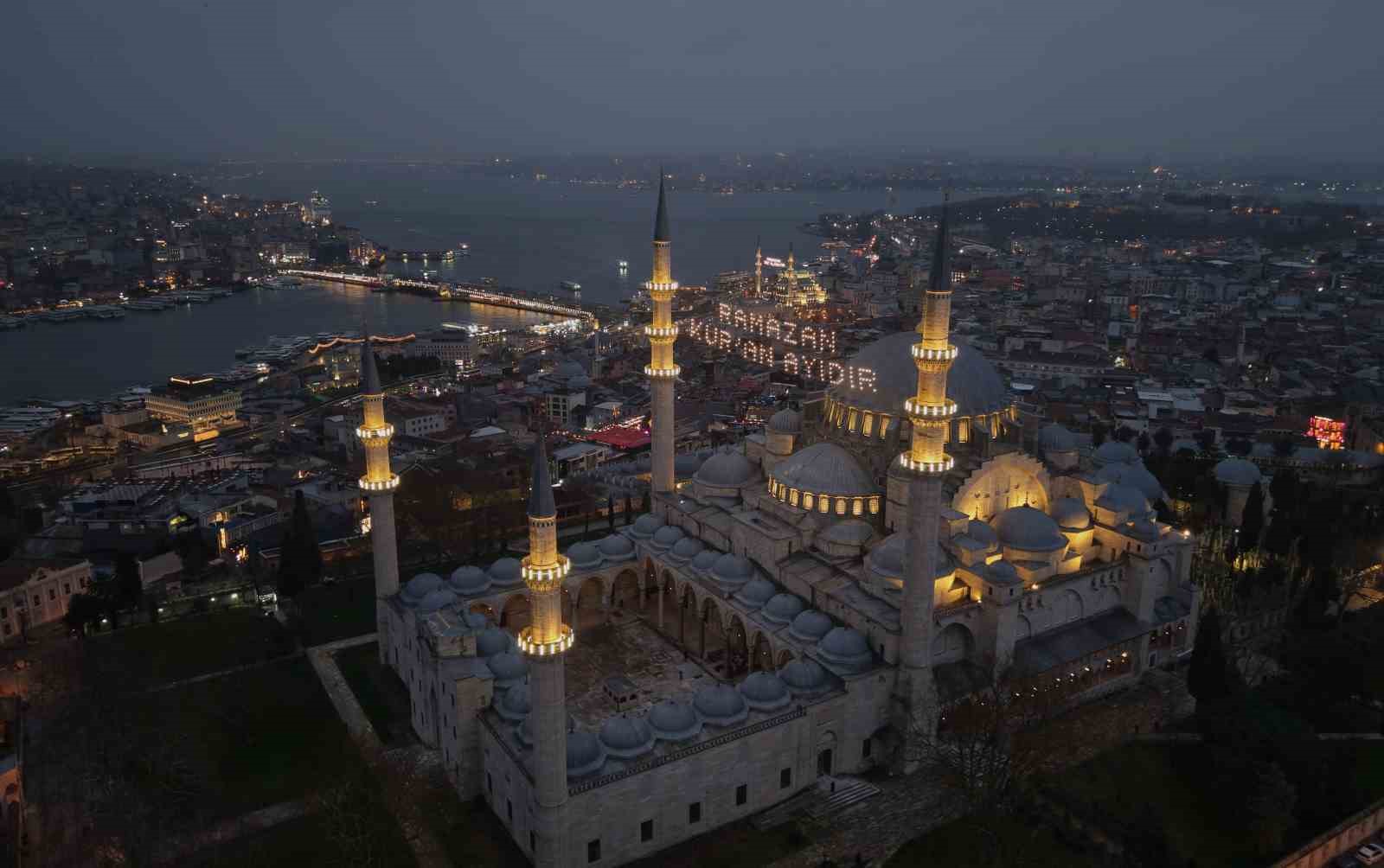 Ramazan ayının müjdecisi mahyalar yanmaya başladı
