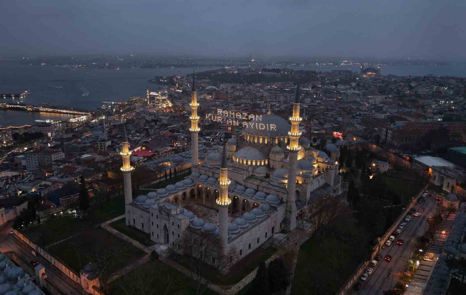 Ramazan ayının müjdecisi mahyalar yanmaya başladı
