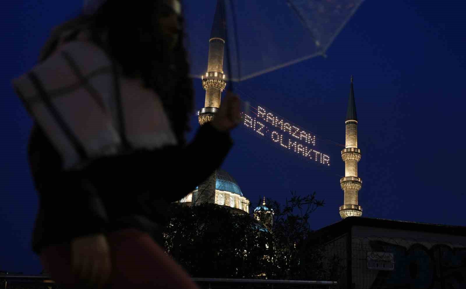 Ramazan ayının müjdecisi mahyalar yanmaya başladı
