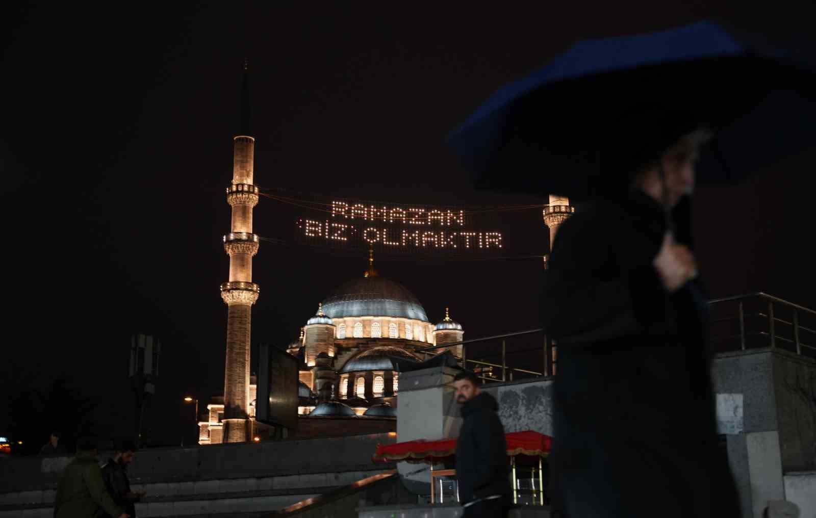 Ramazan ayının müjdecisi mahyalar yanmaya başladı
