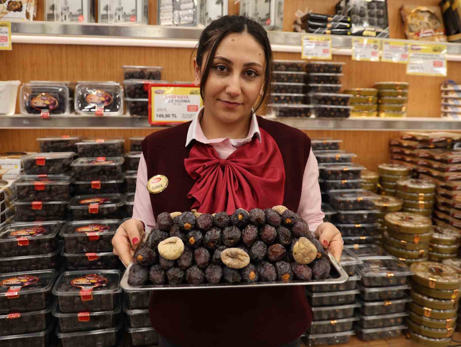 Ramazan ayının sembol ürünü hurma tezgahlardaki yerini aldı
