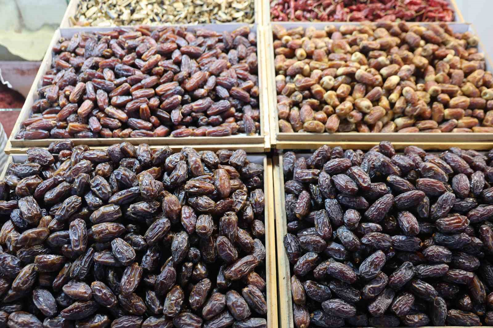 Ramazan ayının vazgeçilmezi hurma, tezgahlarda yerini aldı
