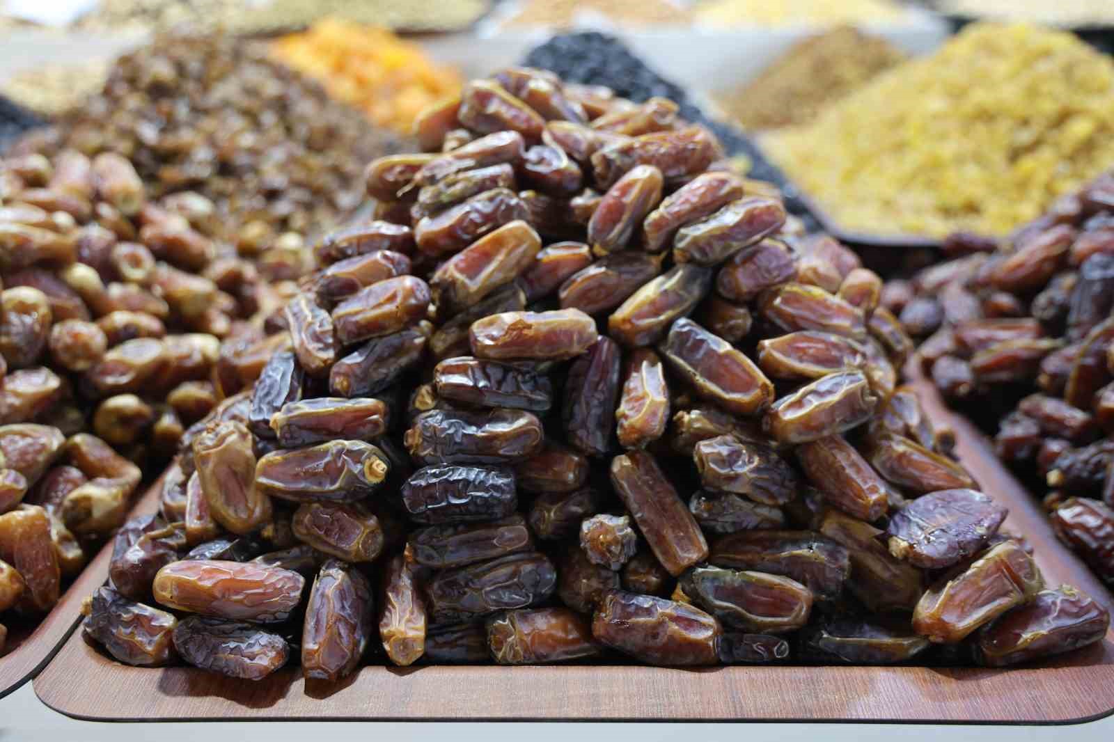Ramazan ayının vazgeçilmezi hurma, tezgahlarda yerini aldı
