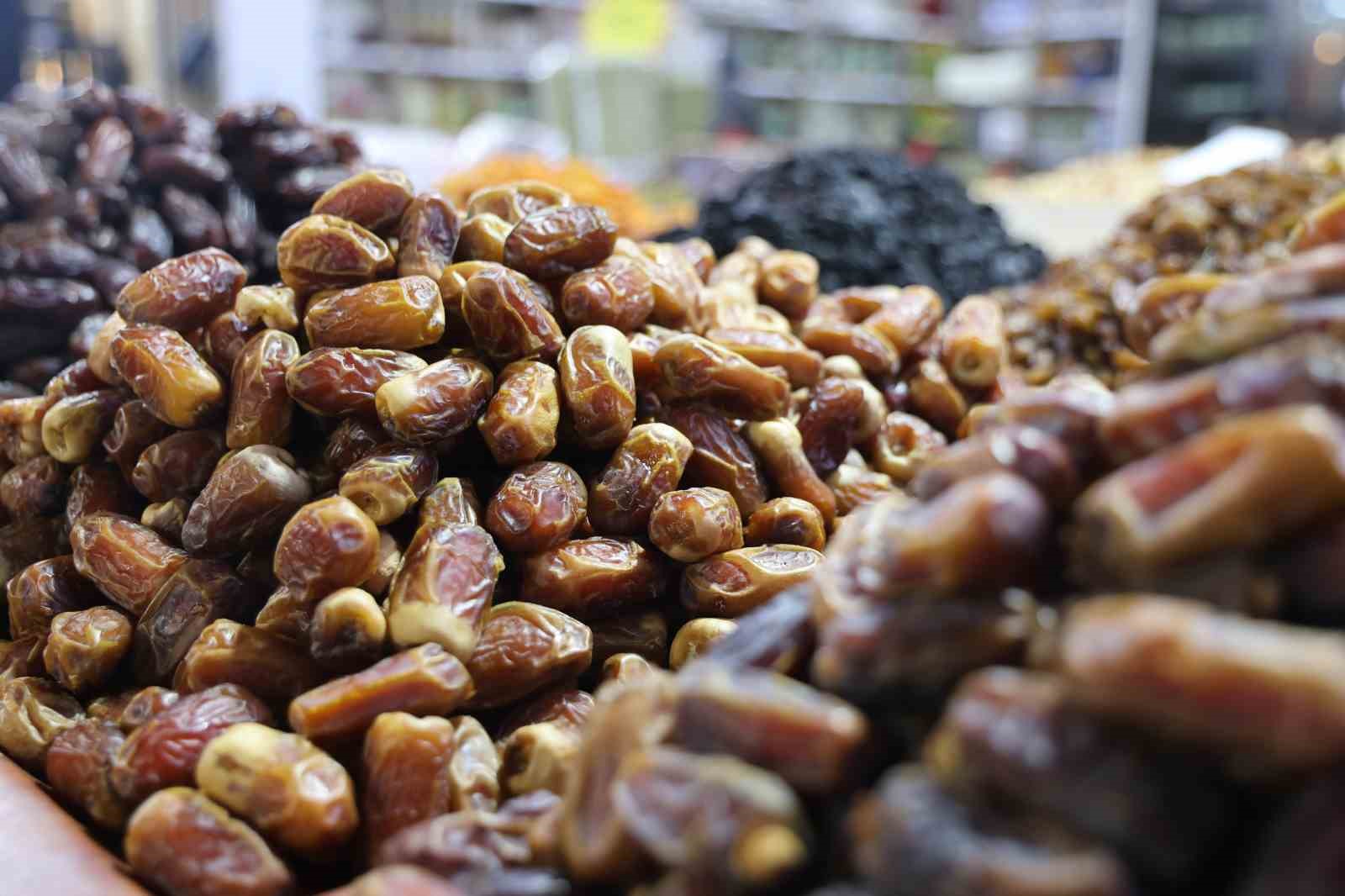 Ramazan ayının vazgeçilmezi hurma, tezgahlarda yerini aldı

