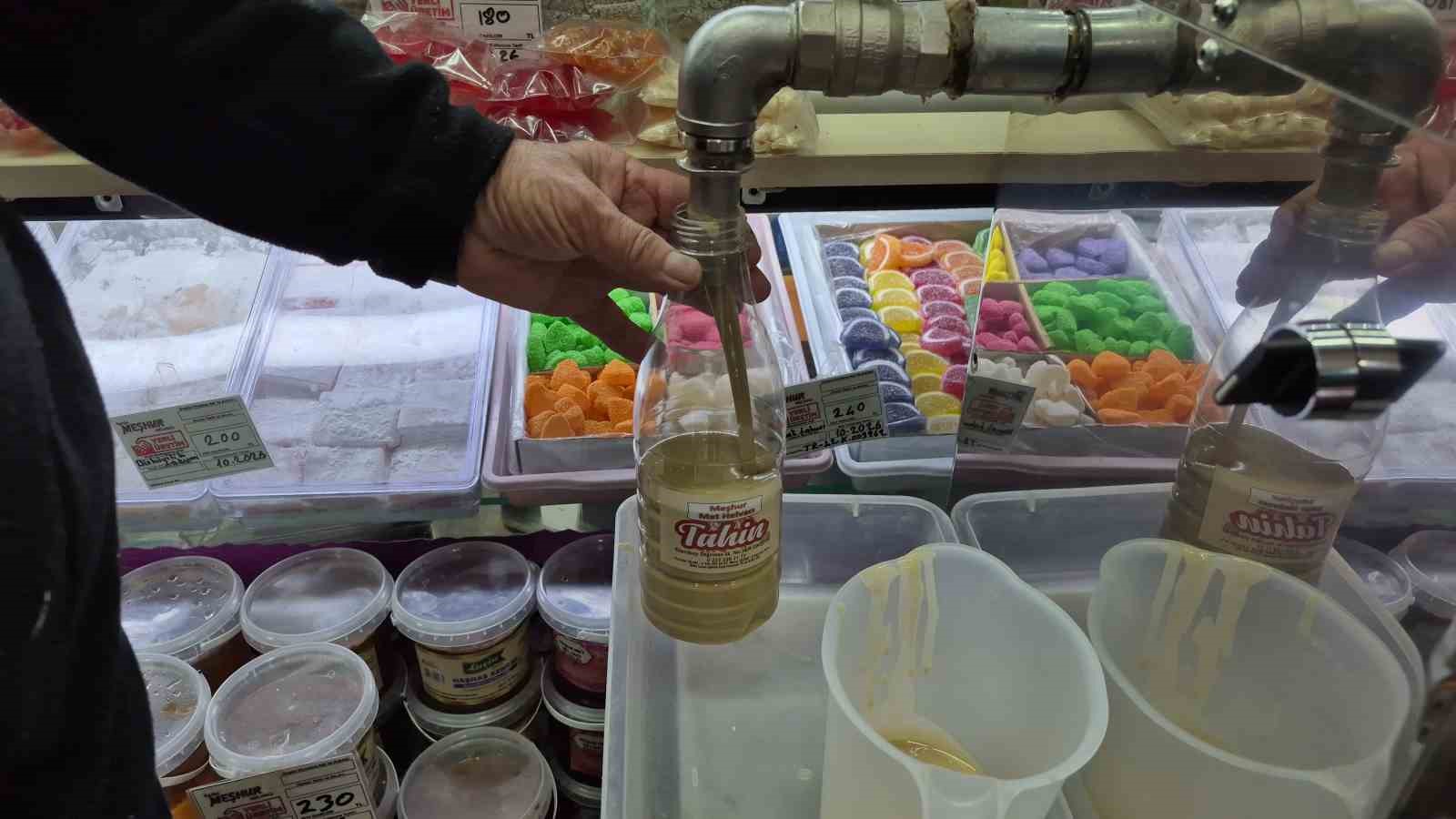 Ramazan Ayı’nın yaklaşmasıyla hurma ve helva satışları yoğunlaştı
