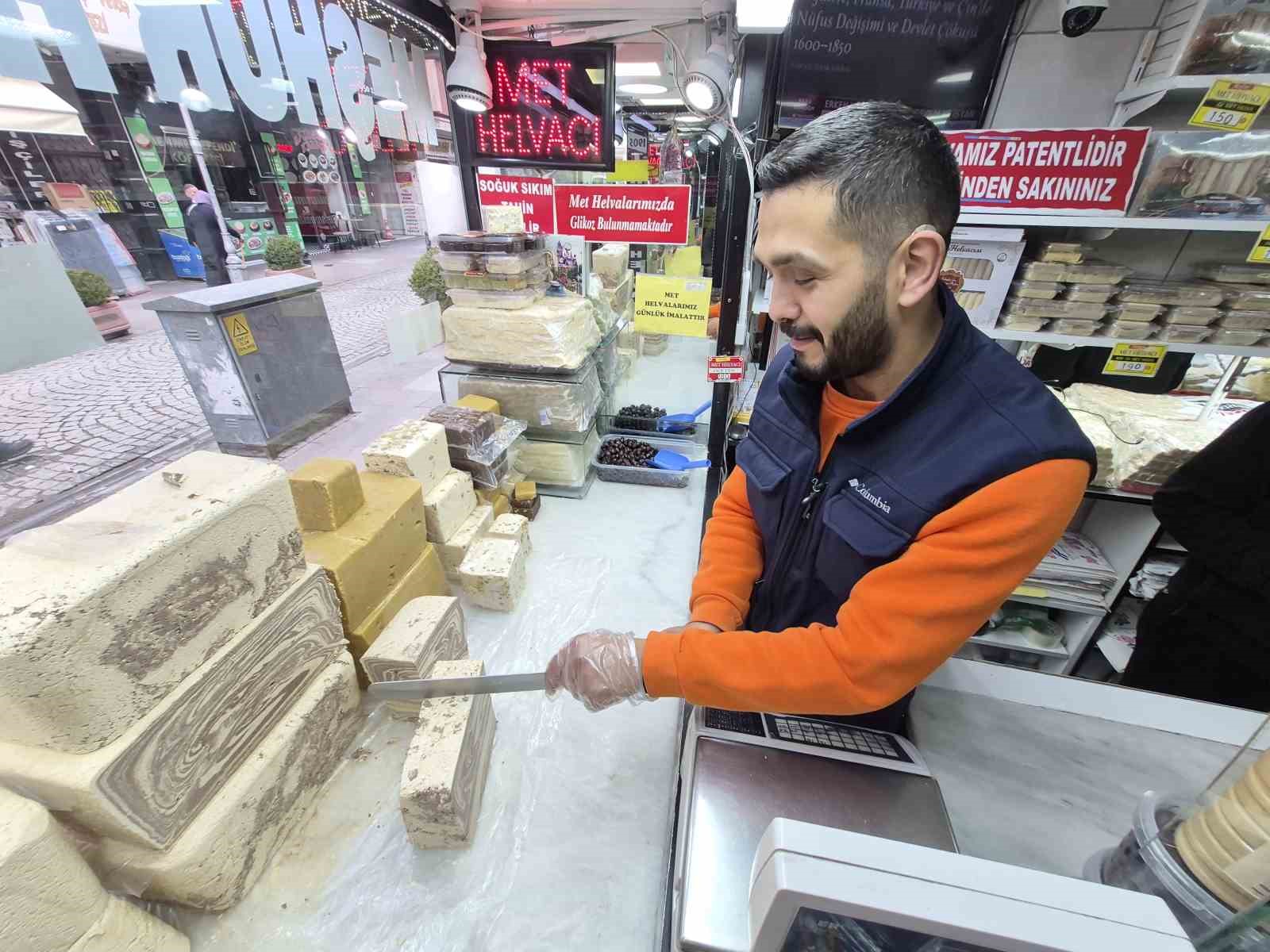 Ramazan Ayı’nın yaklaşmasıyla hurma ve helva satışları yoğunlaştı
