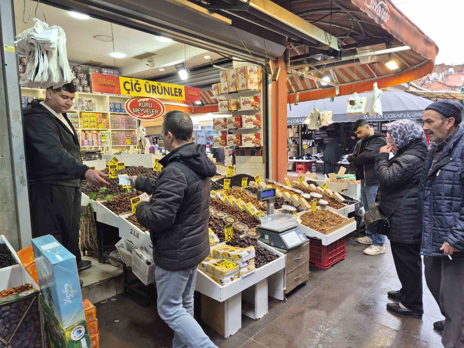 Ramazan Ayı’nın yaklaşmasıyla hurma ve helva satışları yoğunlaştı
