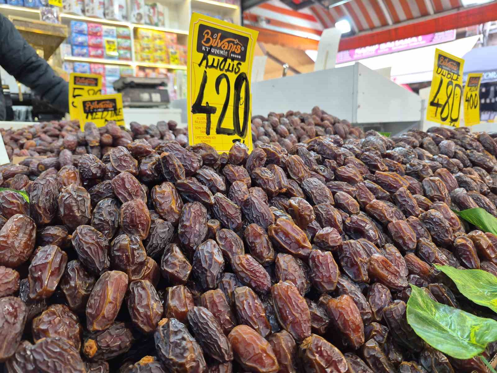 Ramazan Ayı’nın yaklaşmasıyla hurma ve helva satışları yoğunlaştı
