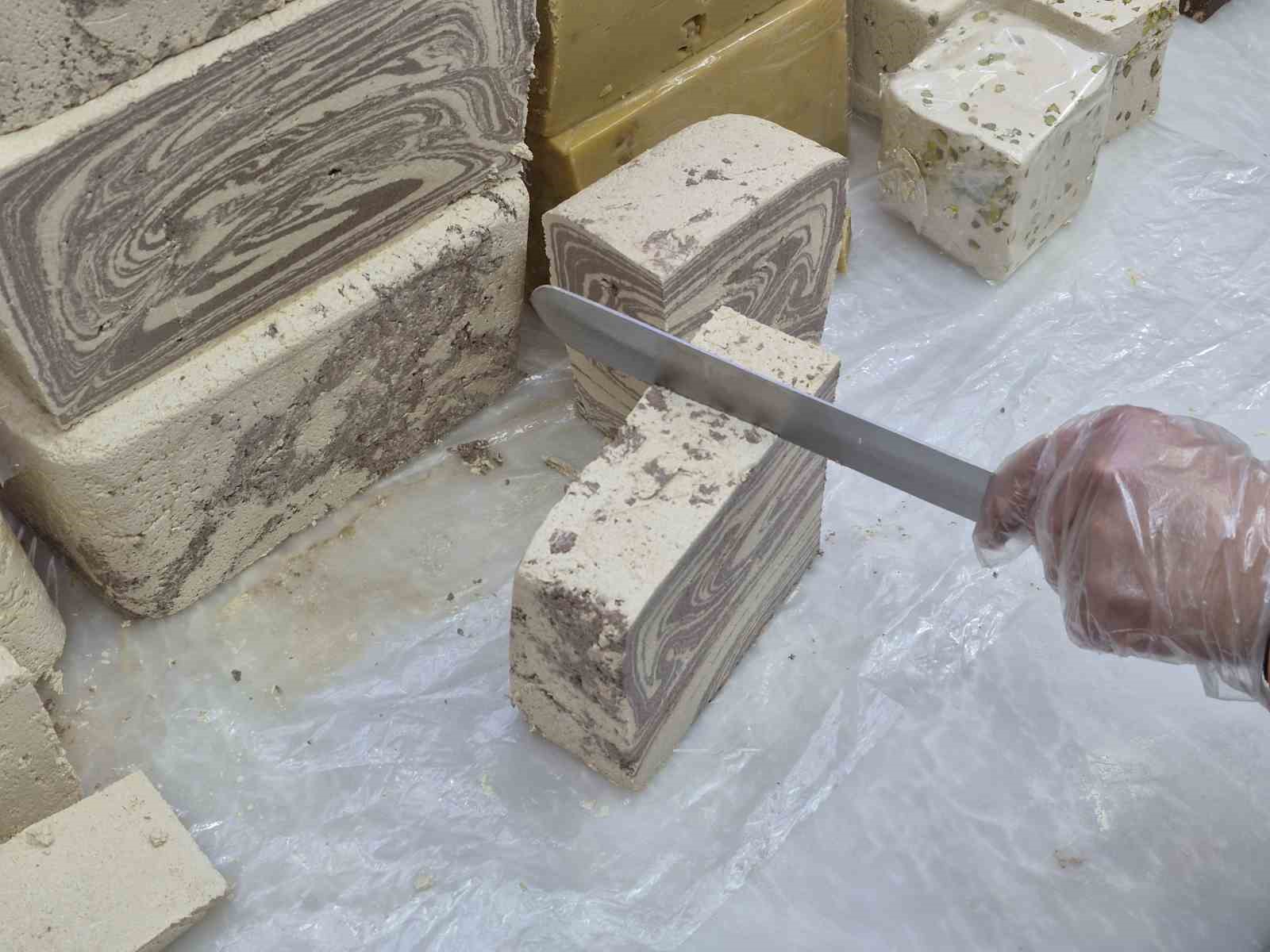 Ramazan Ayı’nın yaklaşmasıyla hurma ve helva satışları yoğunlaştı
