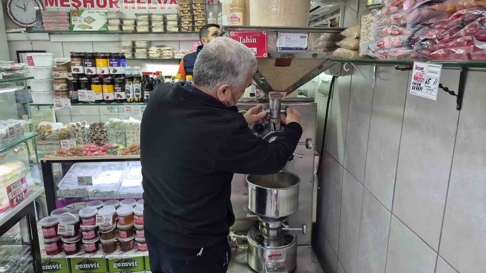Ramazan Ayı’nın yaklaşmasıyla hurma ve helva satışları yoğunlaştı
