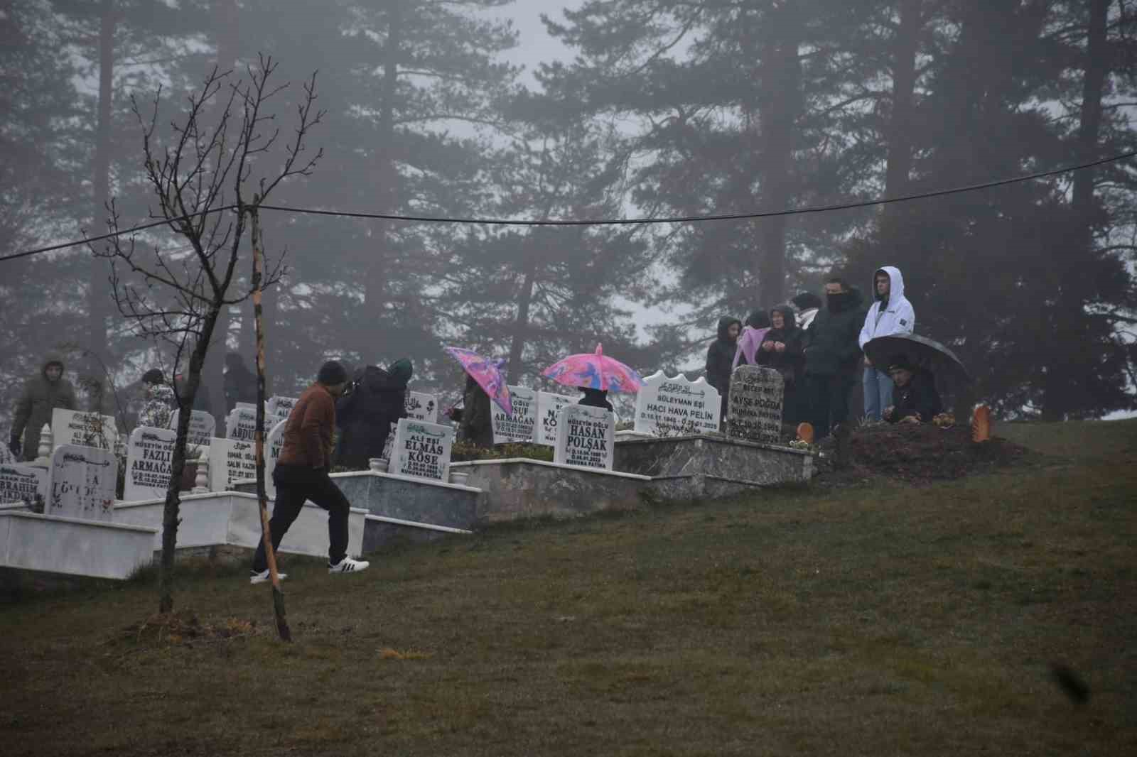 Ramazan Bayramı öncesi mezarlıklara akın ettiler: Kabir başında dua ve gözyaşı
