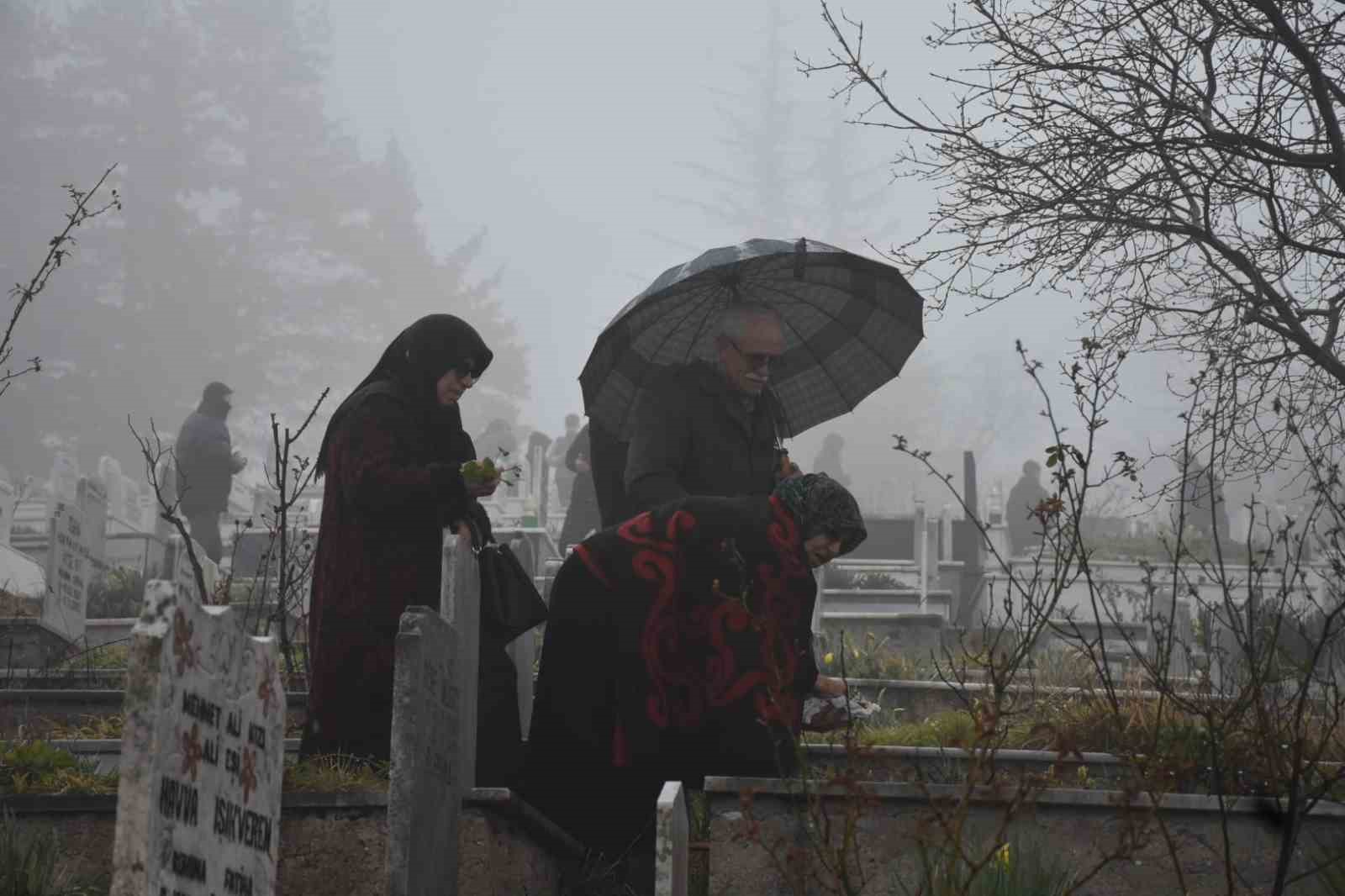 Ramazan Bayramı öncesi mezarlıklara akın ettiler: Kabir başında dua ve gözyaşı
