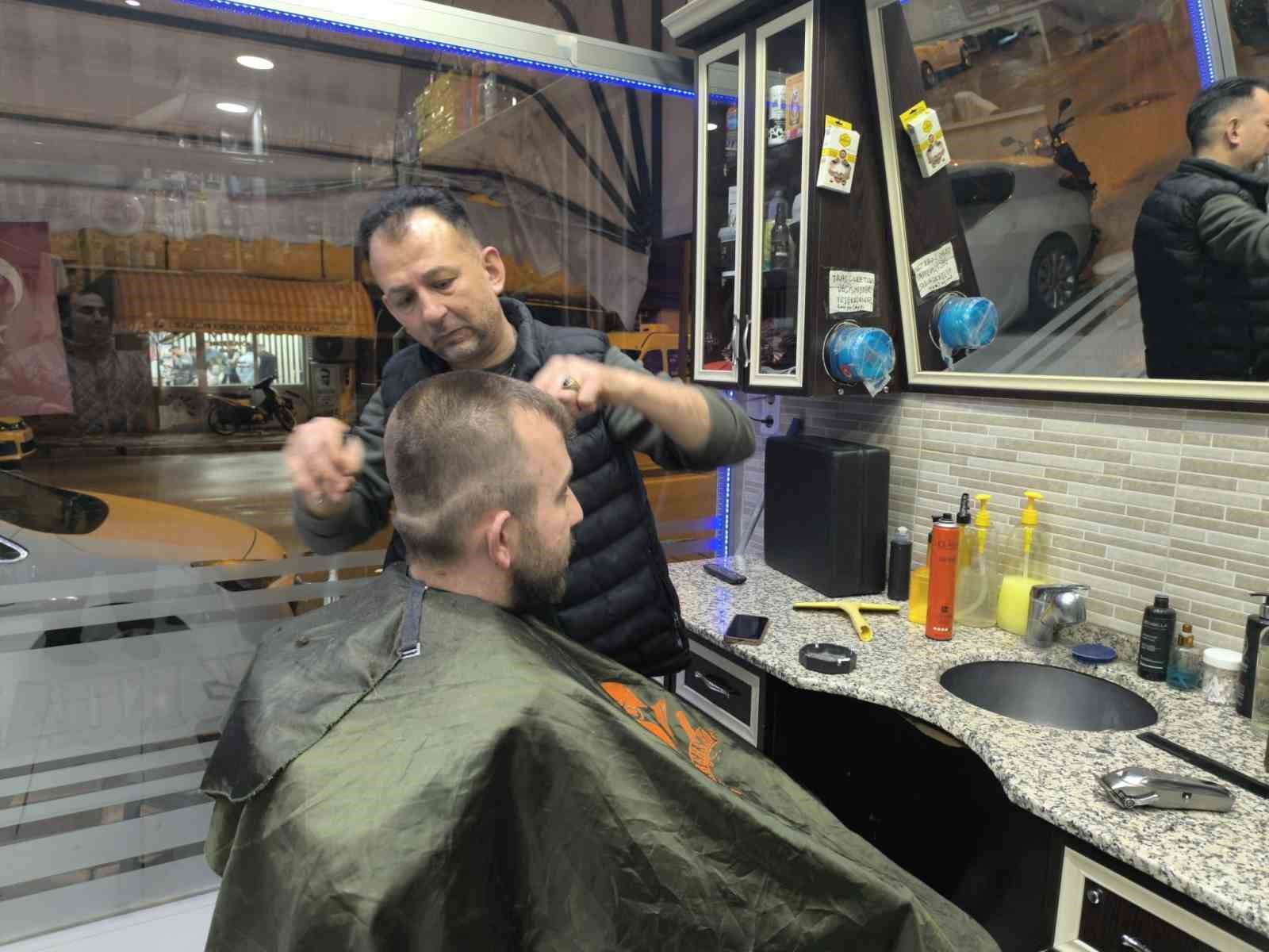 Ramazan Bayramı’nı oturdukları berber sandalyelerinde karşıladılar
