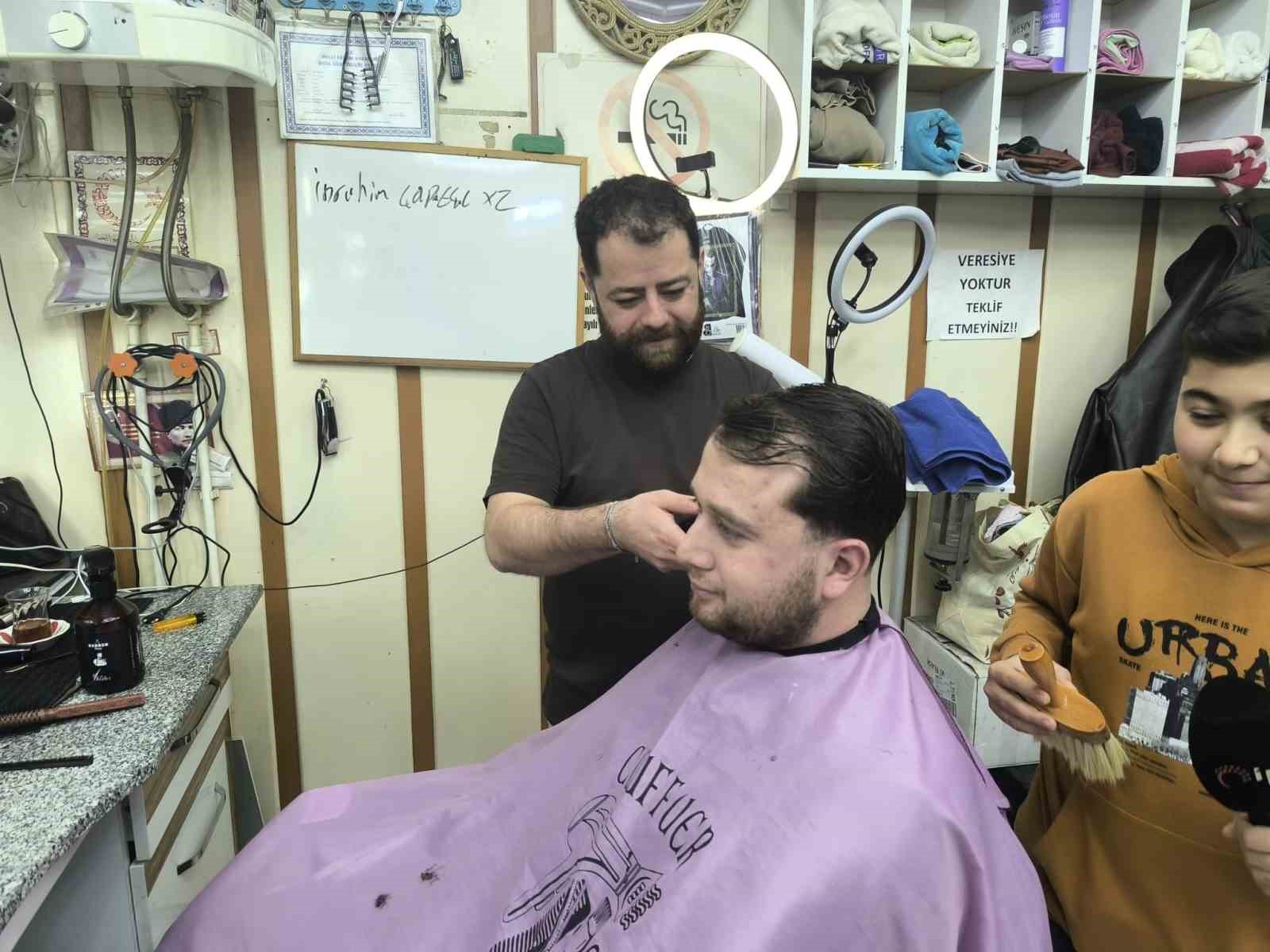 Ramazan Bayramı’nı oturdukları berber sandalyelerinde karşıladılar
