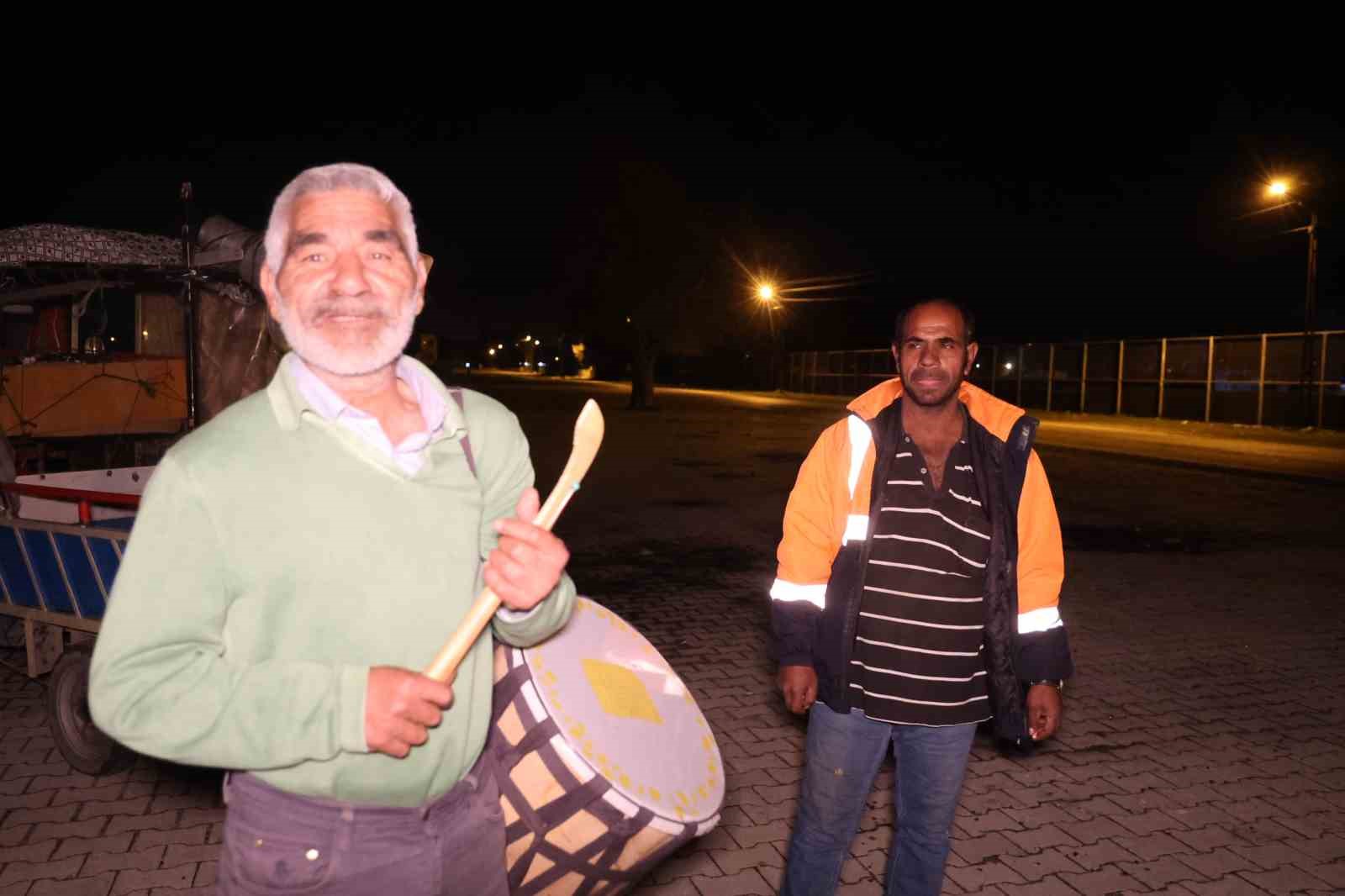 Ramazan davulcusundan hem geleneksel hem teknolojik yöntem
