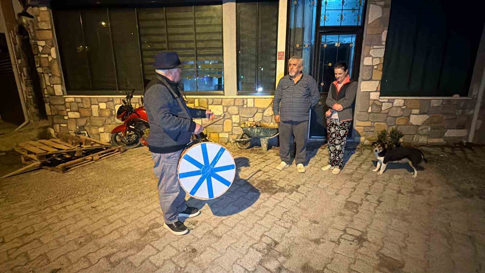 Ramazan davulunu çalacak kimse bulamayınca davulu çalmak muhtara kaldı
