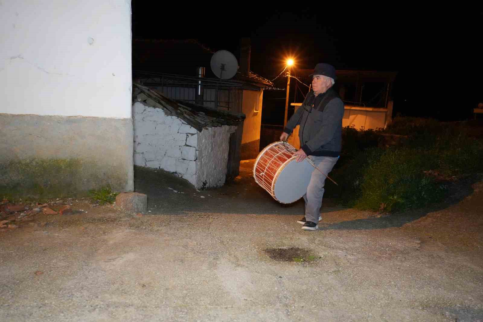 Ramazan davulunu çalacak kimse bulamayınca davulu çalmak muhtara kaldı
