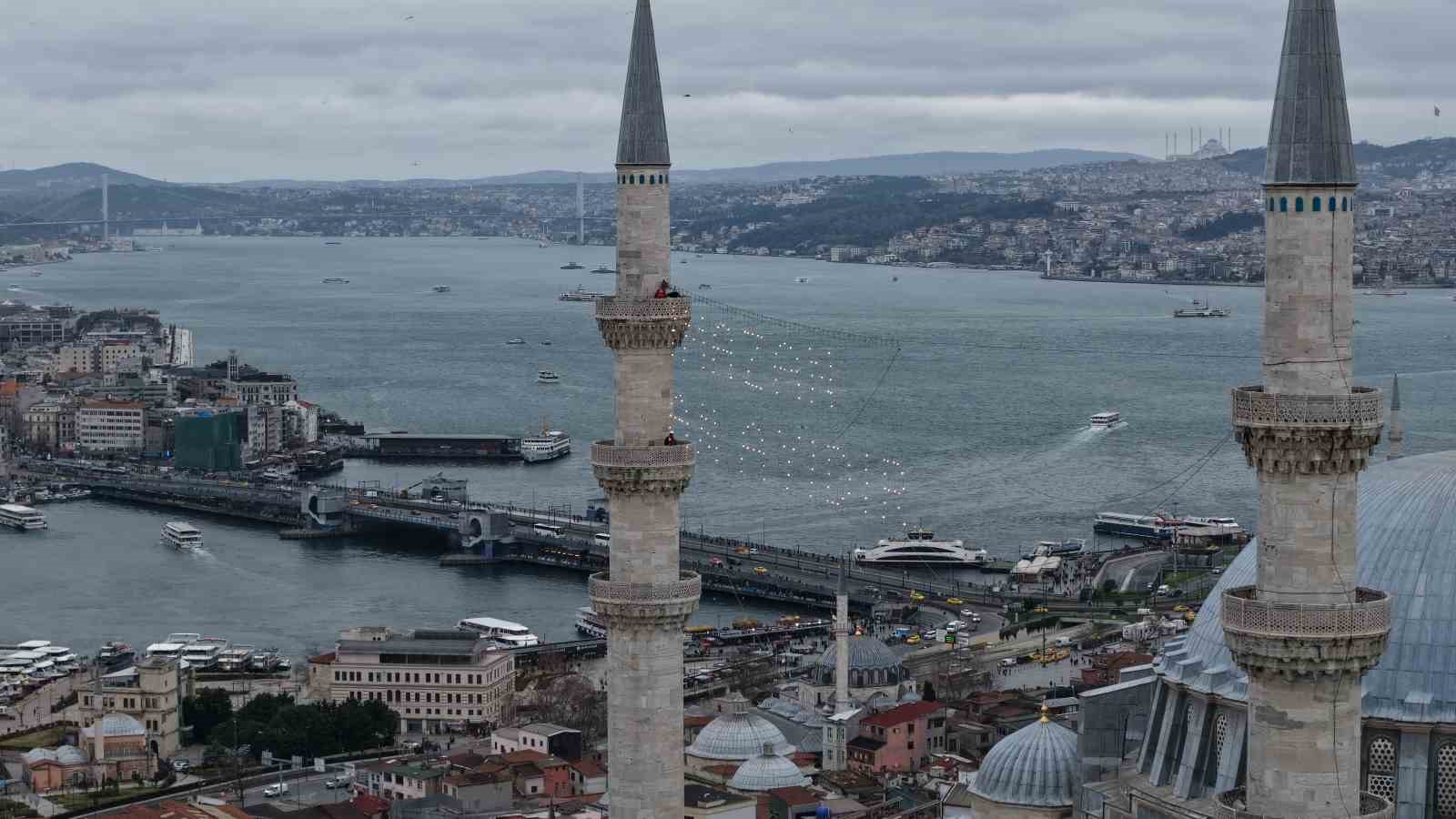 Ramazan-ı Şerif’in müjdecisi mahyalar İstanbul’u süslemeye başladı
