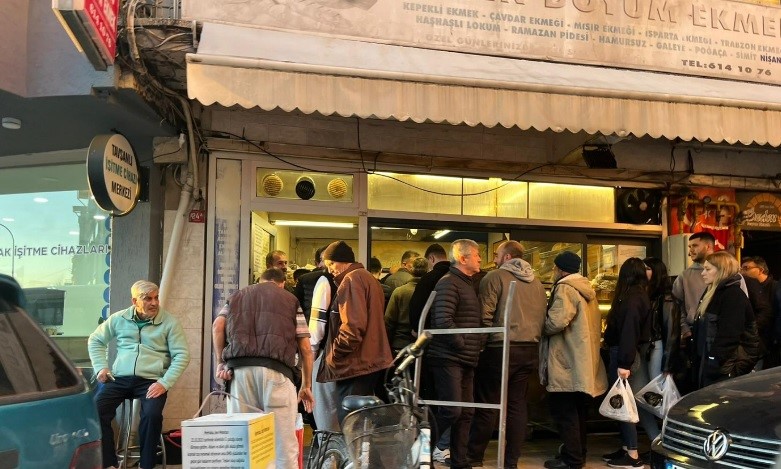 Ramazan pidesi kuyrukları uzuyor
