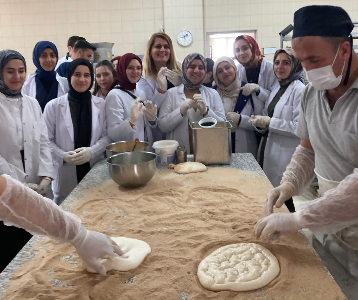 Ramazan pidesinin üretimini yerinde gördüler
