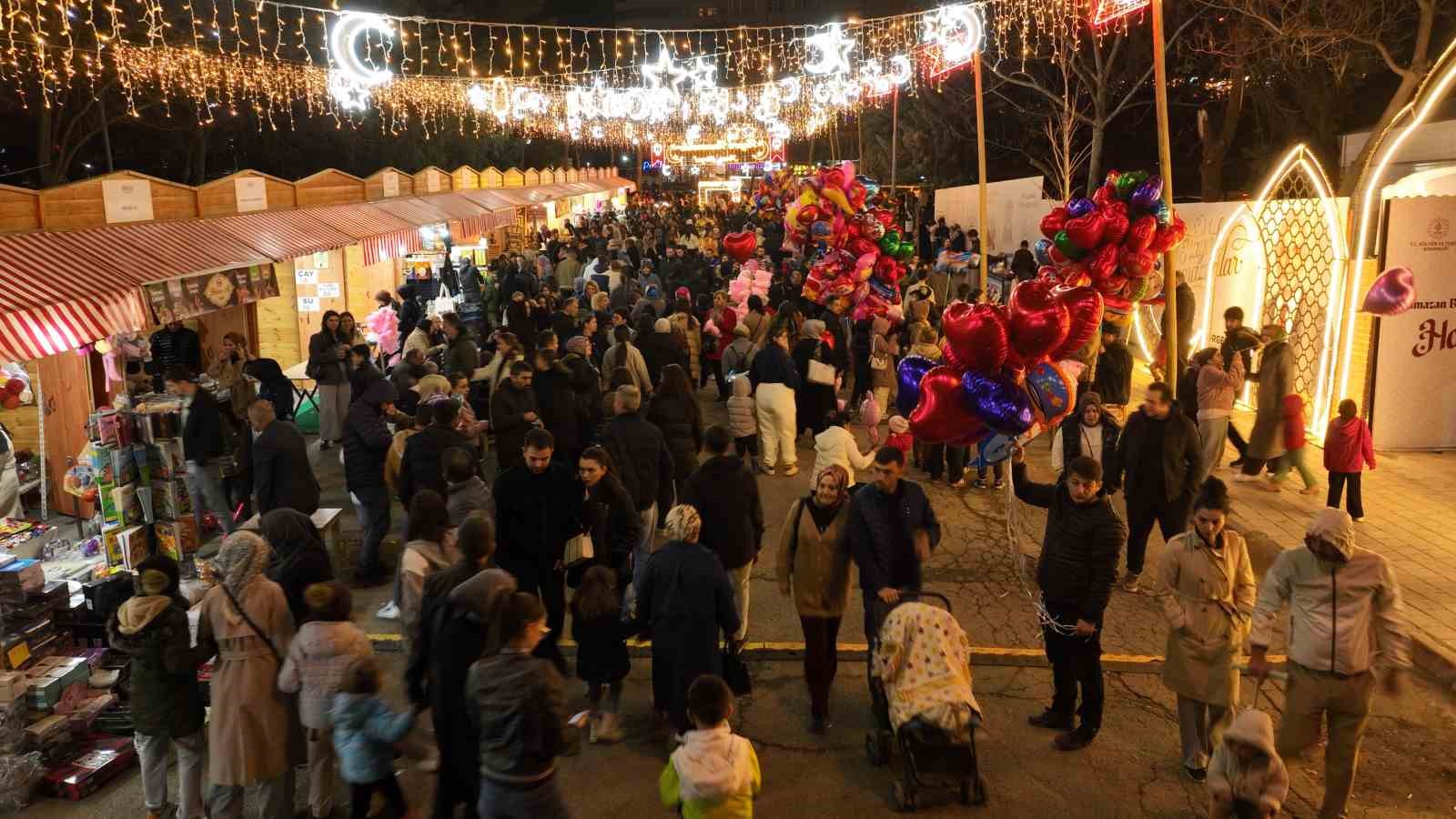 Ramazan Sokağı’nda akşamlar bir başka güzel
Ramazan Sokağı’nda akşamlar bir başka güzel