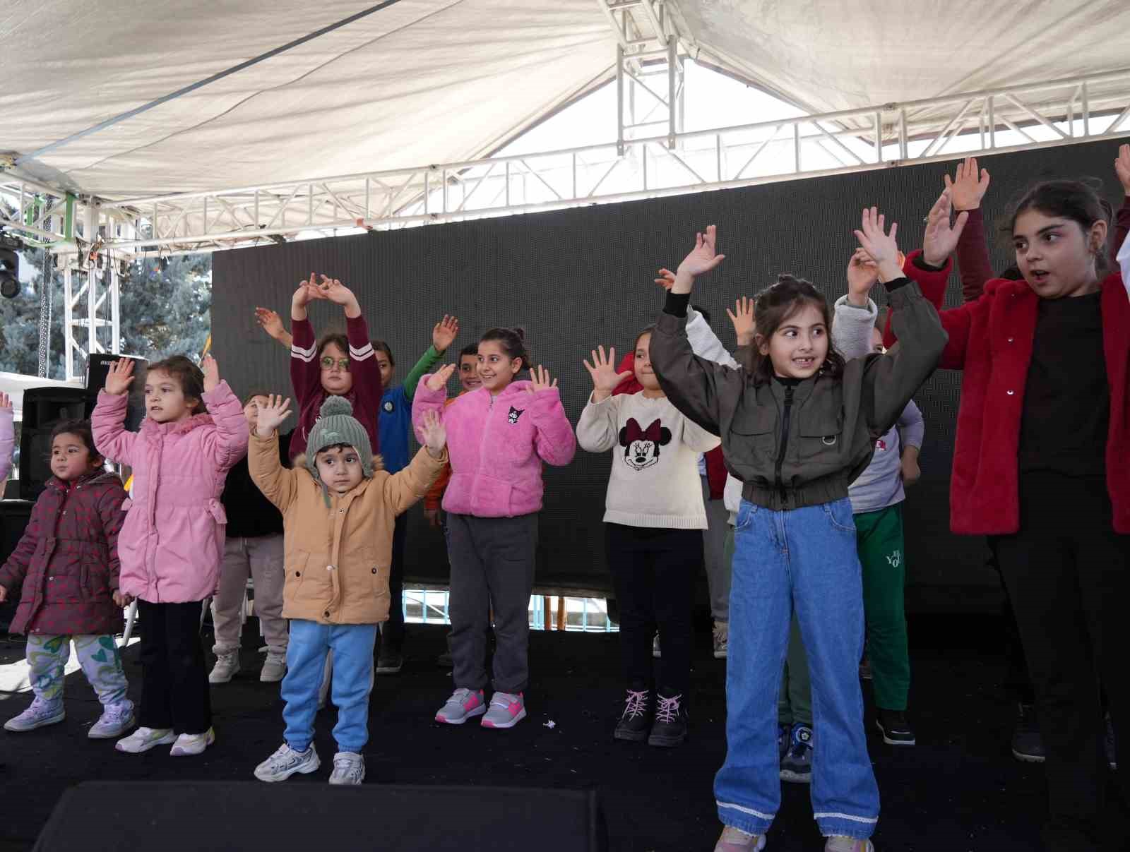 Ramazan Sokağı’nda renkli görüntüler: Sahneye çıkan çocuklar ilahiler seslendirdi
