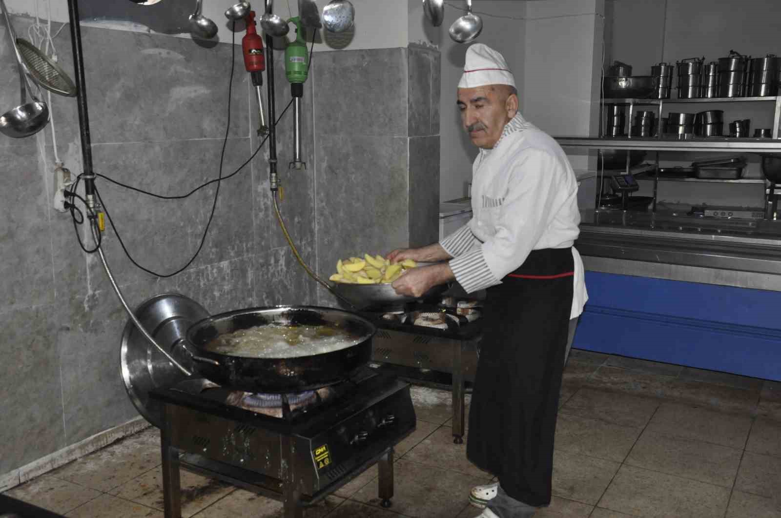 Ramazan’da devletin şefkat eli: Bulanık’ta 27 bin kişiye sıcak yemek ulaştırıldı
