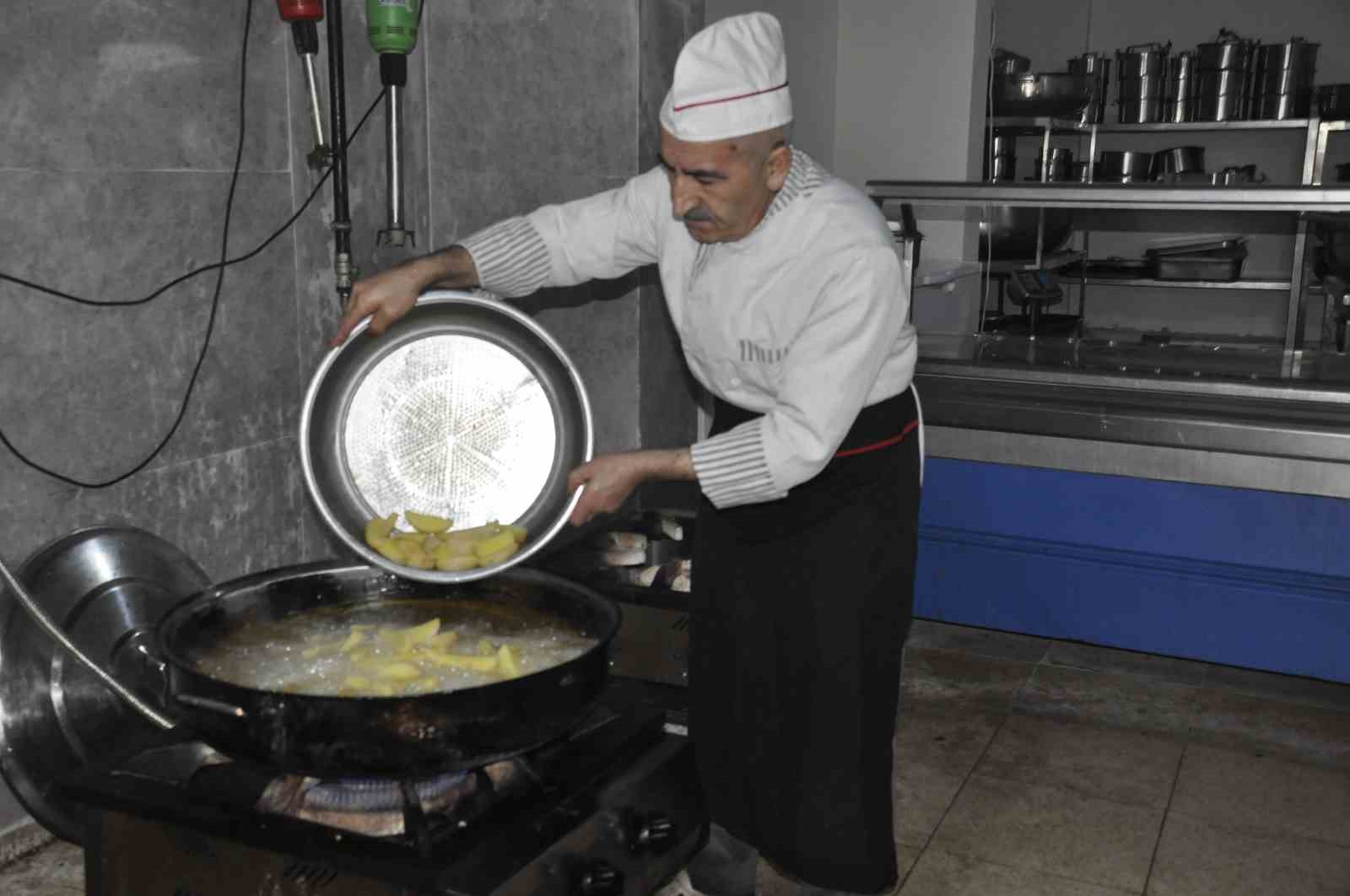 Ramazan’da devletin şefkat eli: Bulanık’ta 27 bin kişiye sıcak yemek ulaştırıldı
