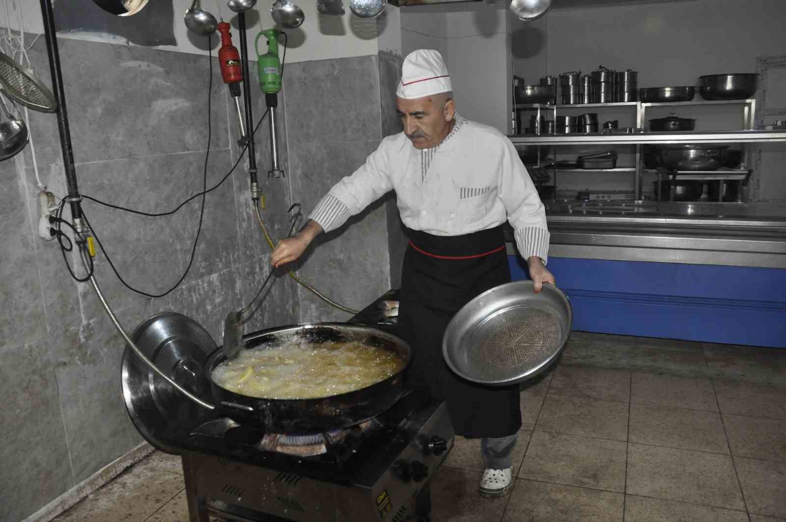 Ramazan’da devletin şefkat eli: Bulanık’ta 27 bin kişiye sıcak yemek ulaştırıldı
