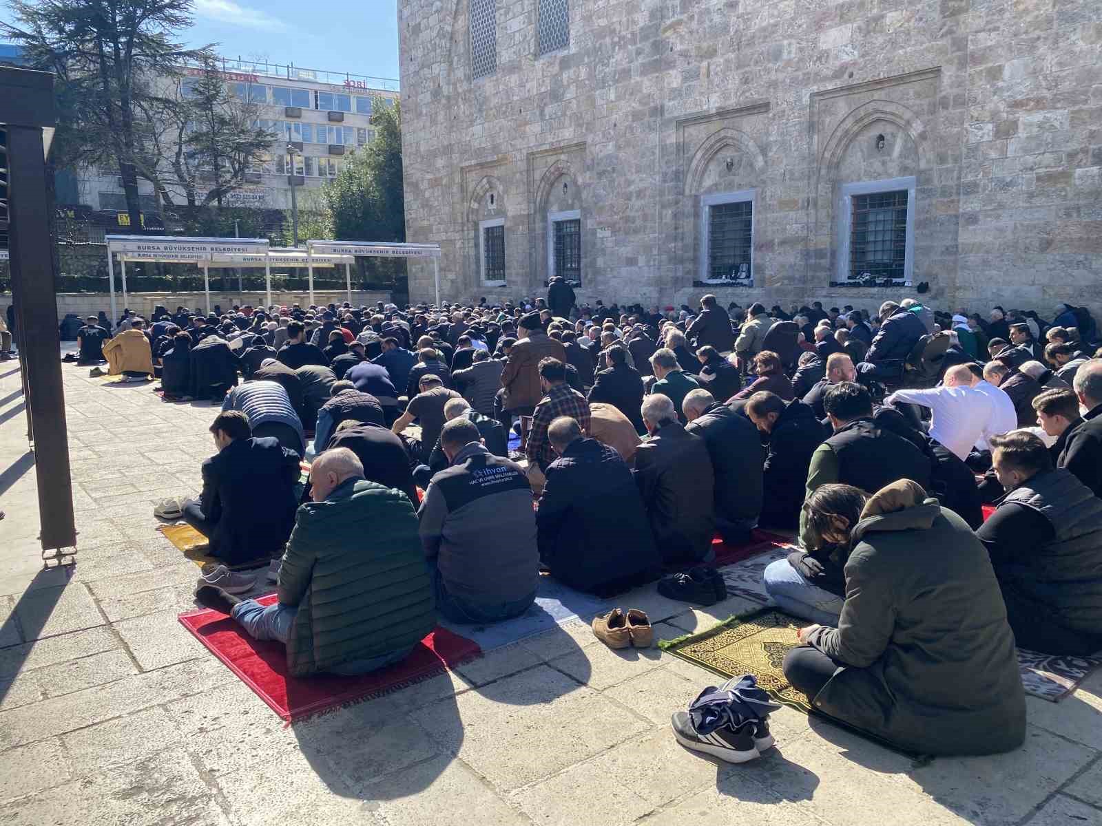 Ramazan’ın ilk Cuma’sı Ulucami doldu taştı
