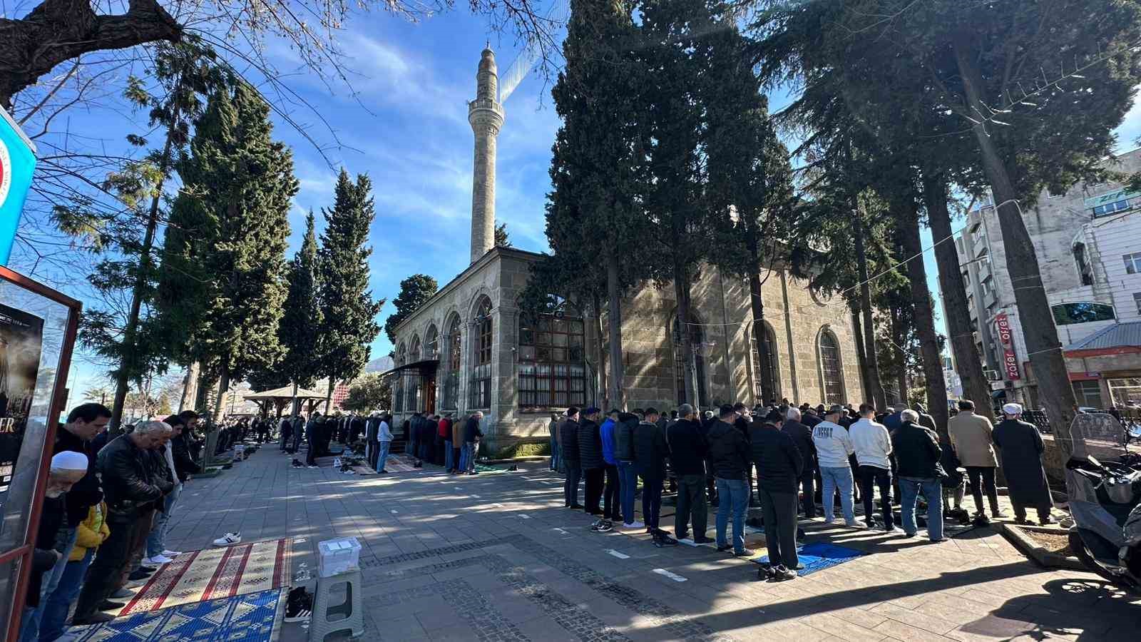 Ramazan’ın ilk cumasında camiler doldu taştı
