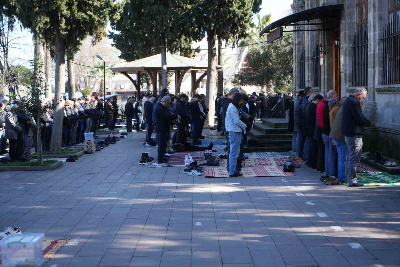 Ramazan’ın ilk cumasında camiler doldu taştı
