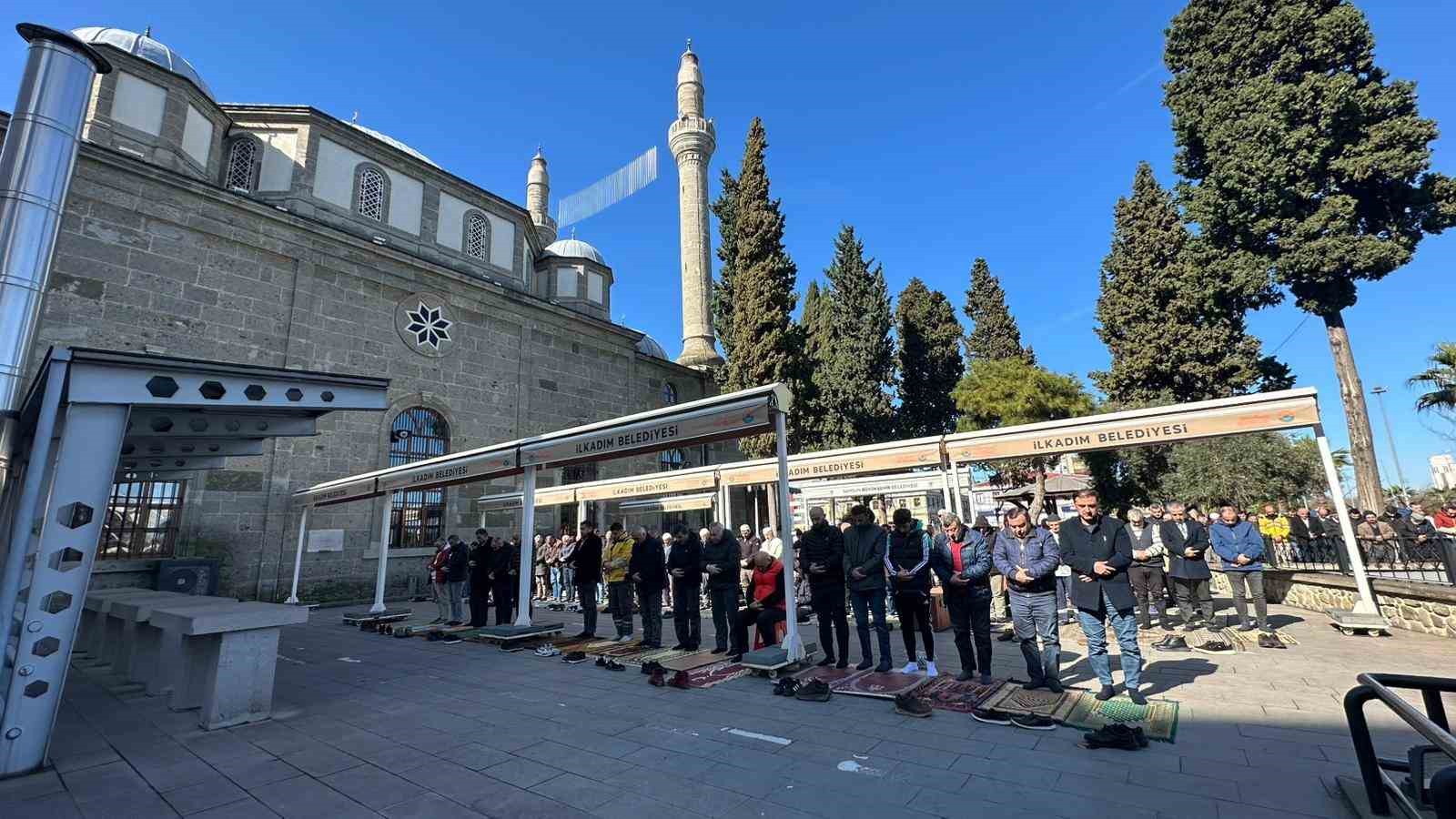 Ramazan’ın ilk cumasında camiler doldu taştı
