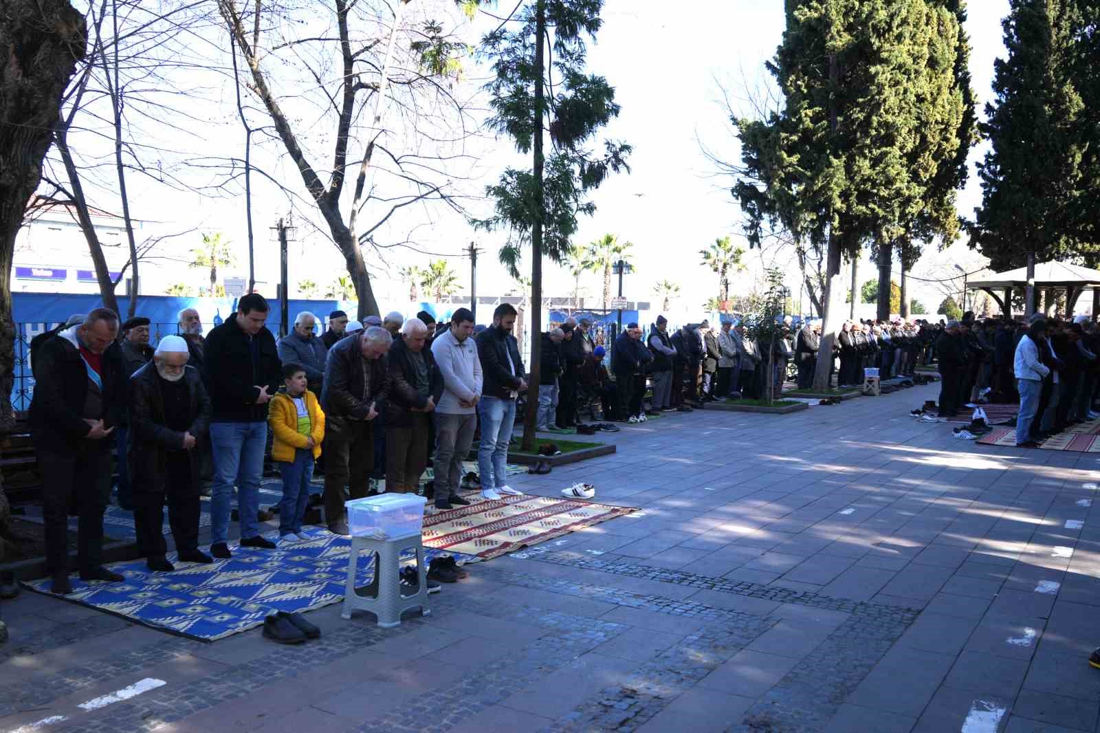 Ramazan’ın ilk cumasında camiler doldu taştı
