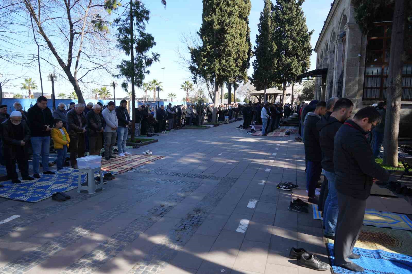 Ramazan’ın ilk cumasında camiler doldu taştı
