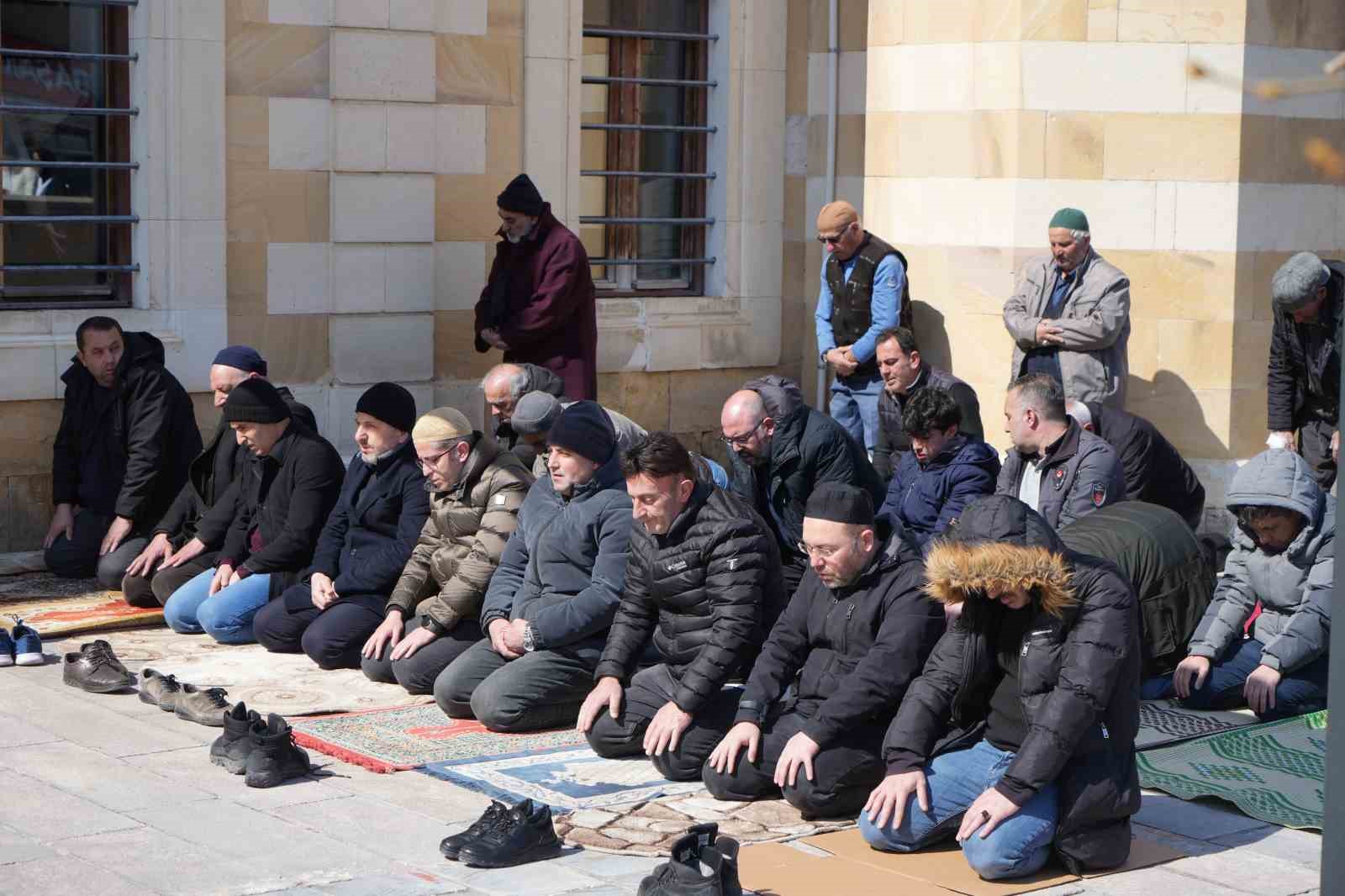 Ramazan’ın son Cuma namazında yoğunluk: Bayburt’ta camilere sığmayan cemaat avluda saf tuttu
