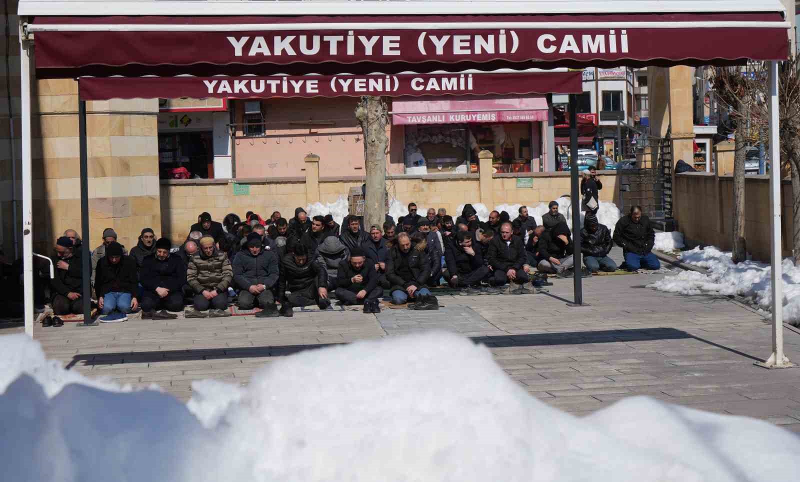 Ramazan’ın son Cuma namazında yoğunluk: Bayburt’ta camilere sığmayan cemaat avluda saf tuttu
