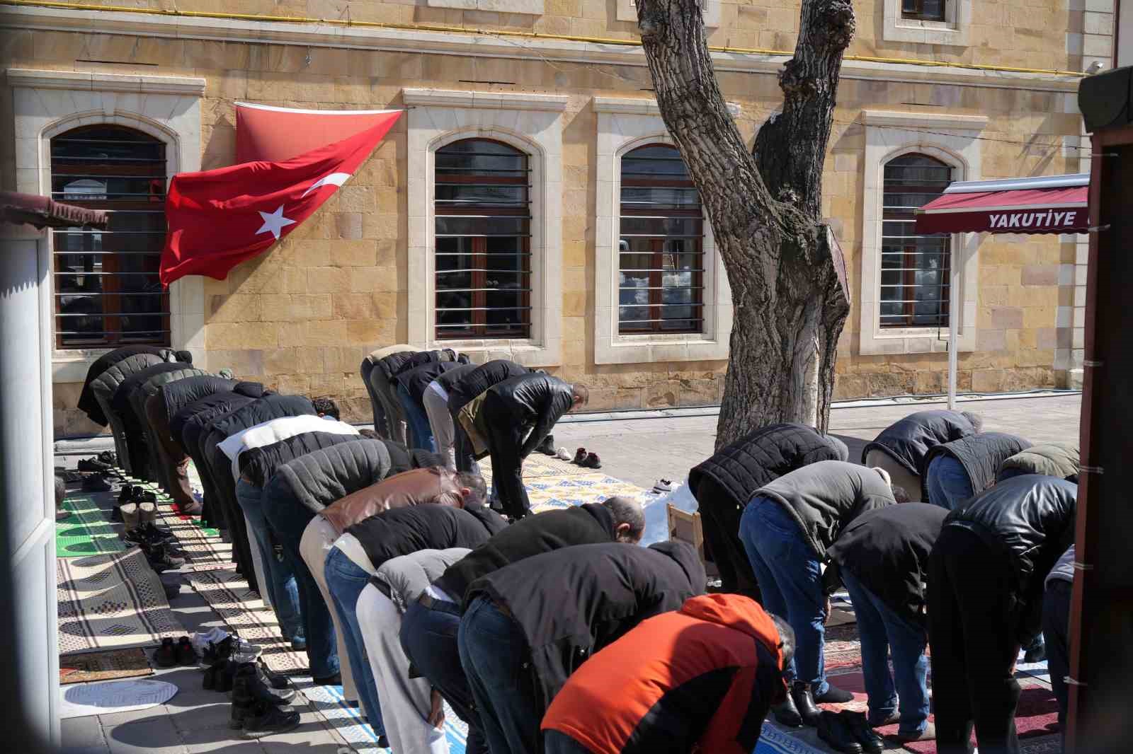 Ramazan’ın son Cuma namazında yoğunluk: Bayburt’ta camilere sığmayan cemaat avluda saf tuttu
