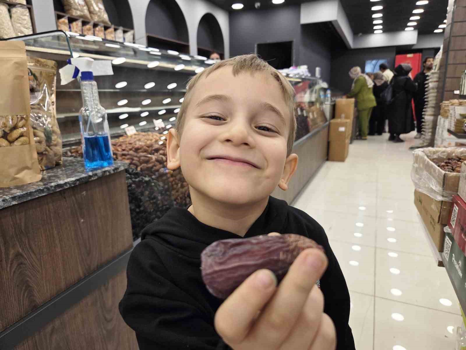 Ramazan’ın vazgeçilmezi hurmaya yoğun ilgi
Ramazan’ın vazgeçilmezi hurmaya yoğun ilgi