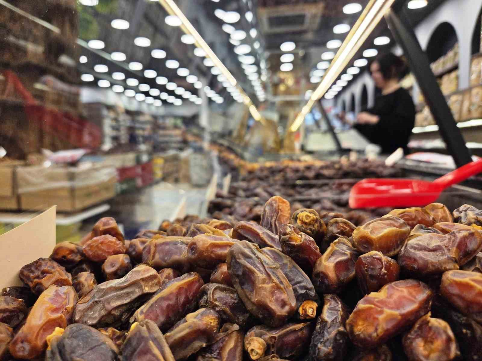 Ramazan’ın vazgeçilmezi hurmaya yoğun ilgi
Ramazan’ın vazgeçilmezi hurmaya yoğun ilgi