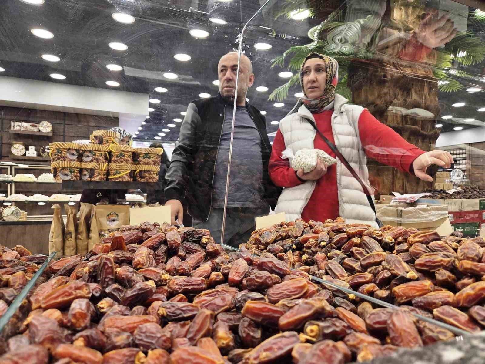 Ramazan’ın vazgeçilmezi hurmaya yoğun ilgi
Ramazan’ın vazgeçilmezi hurmaya yoğun ilgi