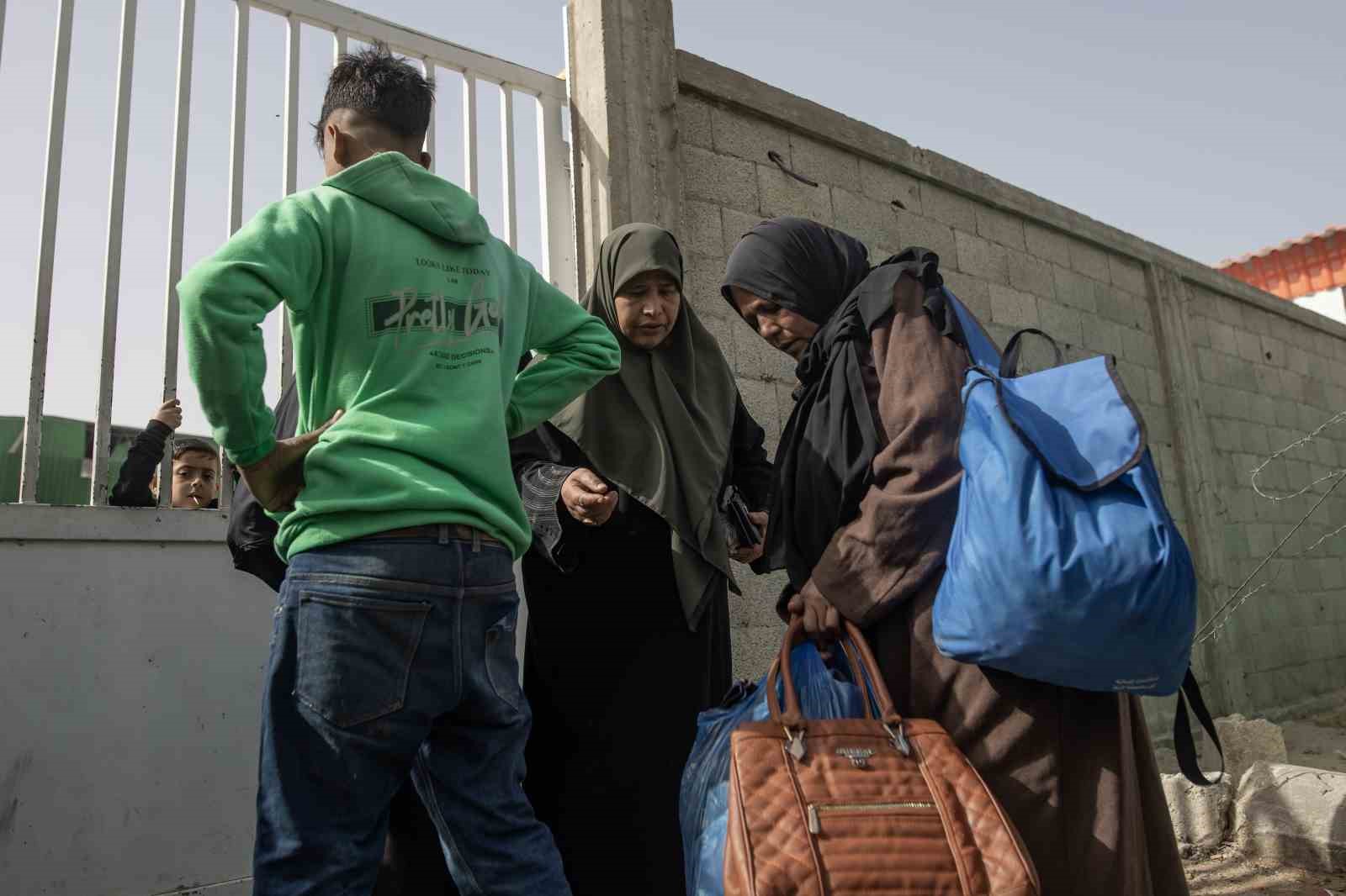 Refah’ın çift yönlü açılışının ilk gününde 12 kişi Mısır’a geçti
