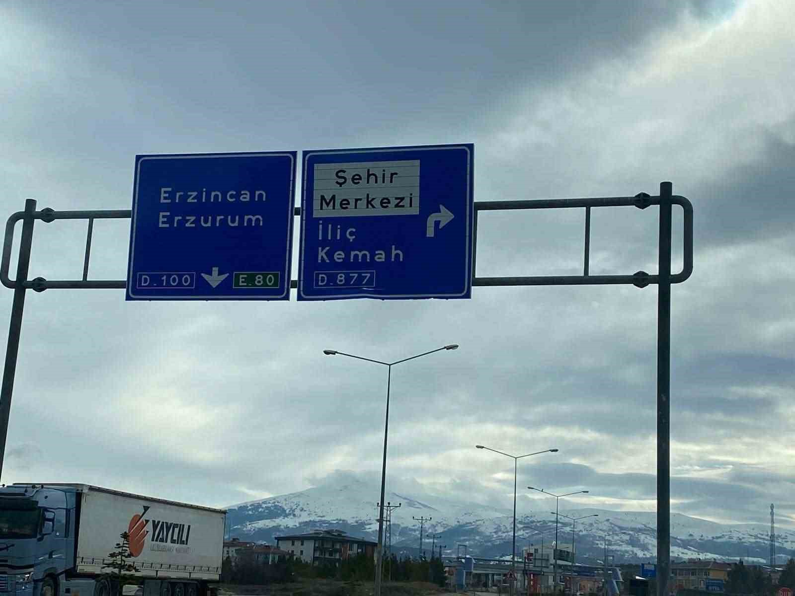 Refahiye yol ayrımındaki tabelada "Kemaliye" eksikliği tepki çekti
