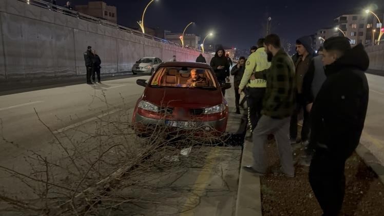Refüjdeki direğe çarparak karşı şeride geçen otomobil takla attı: 2 yaralı
