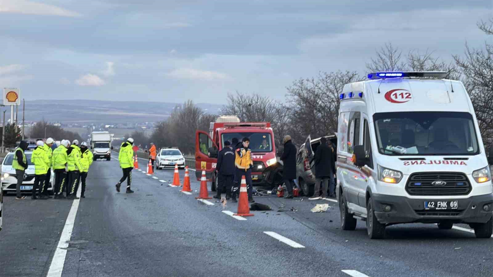 Refüje çarpan hafif ticari araç ile tır çarpıştı: 1 ölü
