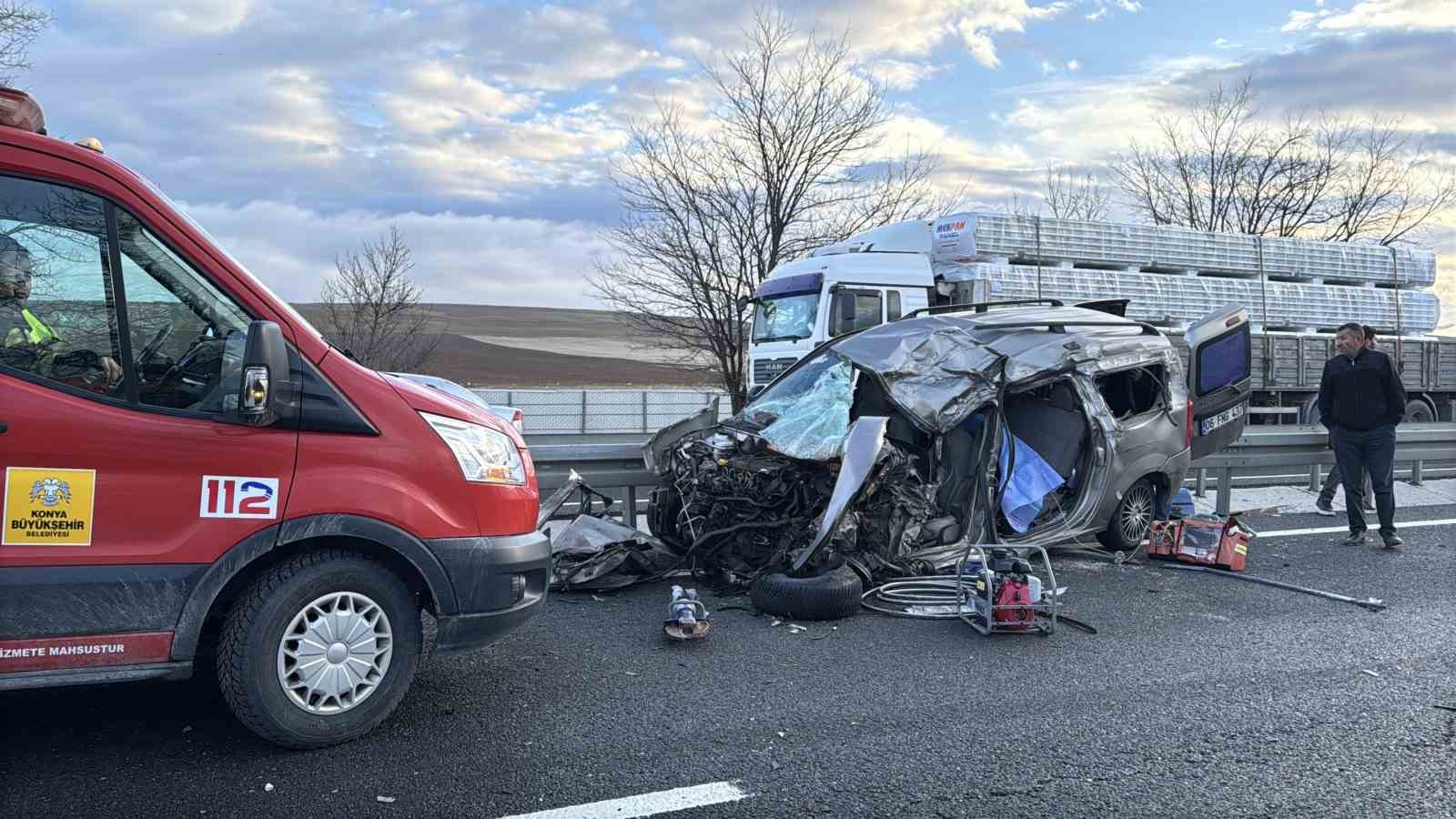 Refüje çarpan hafif ticari araç ile tır çarpıştı: 1 ölü
