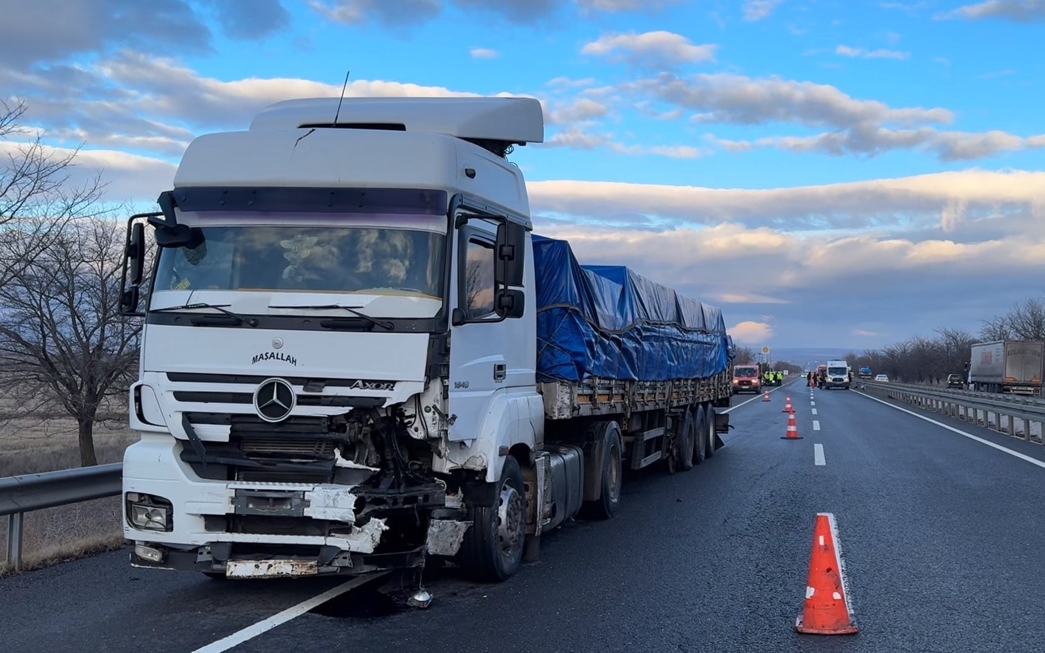 Refüje çarpan hafif ticari araç ile tır çarpıştı: 1 ölü

